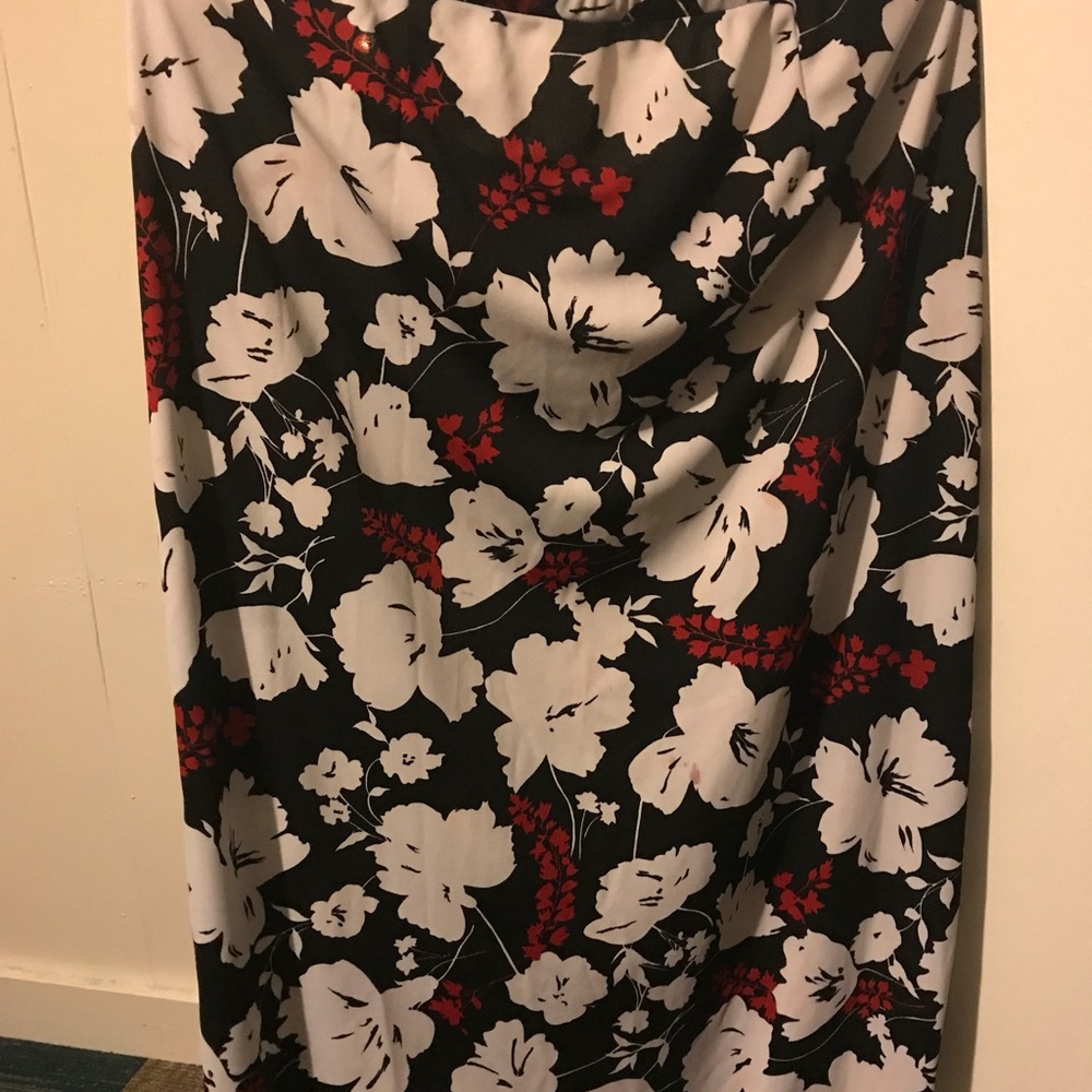 Floral skirt with slit on side